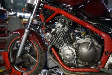 Motosiklet servisinde spor bisikleti                   