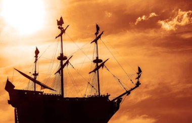 Açık havada yelkenli geminin silueti