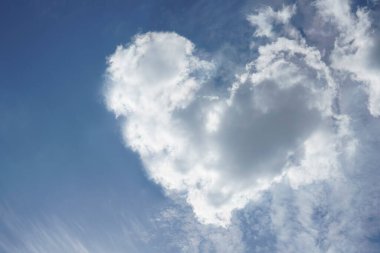 Kalp şeklinde beyaz bulut. Bulutlu kalp şekli, pastel yumuşak renk tonunda. Sevgililer günün kutlu olsun..