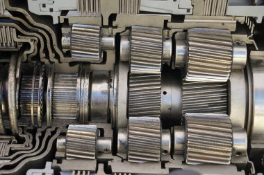 Gezegen vitesleri bu bağlamda otomatik vites içinde. Metal mekanizması. Çelik. Mühendislik. Ağır endüstri. Kavram: Metal yedek parça üretimi. Sanayi konuları. 