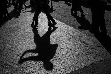 Dans eden çiftlerin ayaklarının silueti 