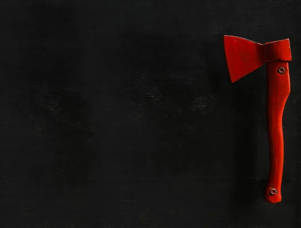 Siyah Ahşap Kapıya Yapıştırılmış Kırmızı Balta — Stok fotoğraf