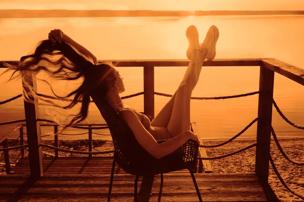 Латинська Іспаномовна Дівчина Довгим Волоссям Сидить Кріслі Купається Балконі Фоні — стокове фото