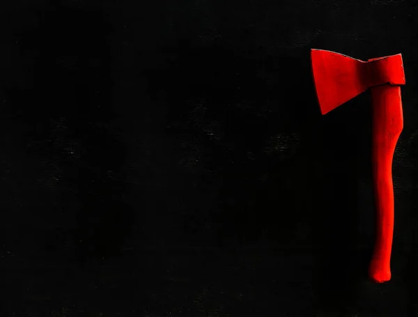 Červená Sekera Izolovaná Černých Dřevěných Dveřích — Stock fotografie