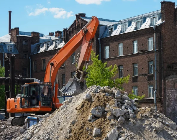 Excavadora Naranja Cargando Camión Volquete Con Escombros Basura Después Demolición —  Fotos de Stock