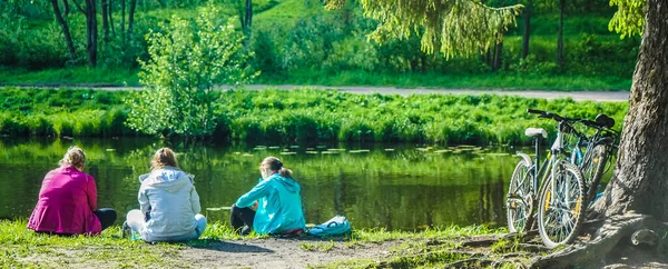 Три Молодые Женщины Отдыхают Рядом Фунтом Летнем Парке — стоковое фото