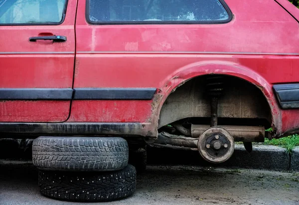 Auto Met Het Verwijderen Van Wielen Met Een Naakt Remsysteem — Stockfoto