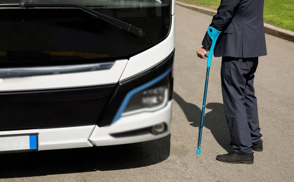 Homem Com Mobilidade Limitada Apanhar Autocarro Numa Paragem Autocarro Sem — Fotografia de Stock