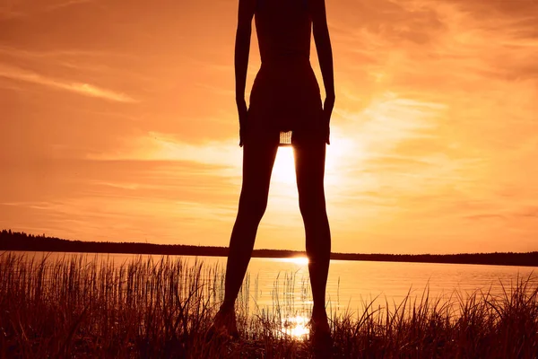 Chica Atlética Playa Rayos Del Atardecer Entre Piernas Sin Cara —  Fotos de Stock