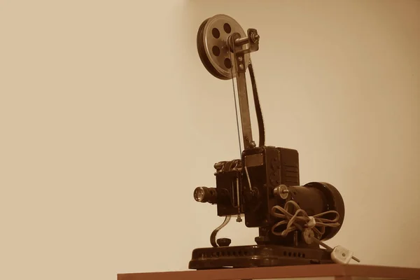 ワイヤーとプラグで白と黒の背景に映画プロジェクター — ストック写真