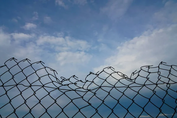Öffnung Metallischen Zaun Vor Einem Himmel Mit Weißen Wolken Herausforderung — Stockfoto