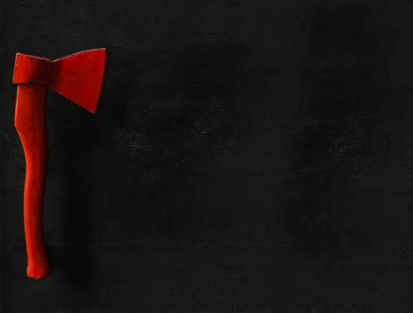黑色木门上的红色斧头 — 图库照片