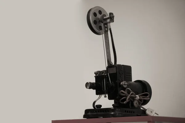 Film Projector Een Witte Zwarte Achtergrond Met Draad Stekker — Stockfoto