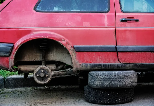 Auto Mit Der Demontage Der Räder Mit Nacktbremsanlage Alte Rostige — Stockfoto