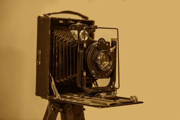 Retro Old Outdated Manual Film Camera Circa 1950S Wooden Table — Stock Photo, Image