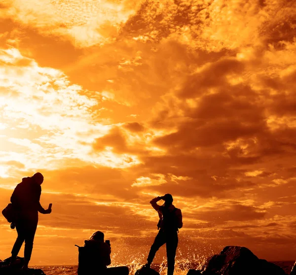 Silhouette Touristes Prennent Des Photos Vue Latérale Une Jeune Femme — Photo