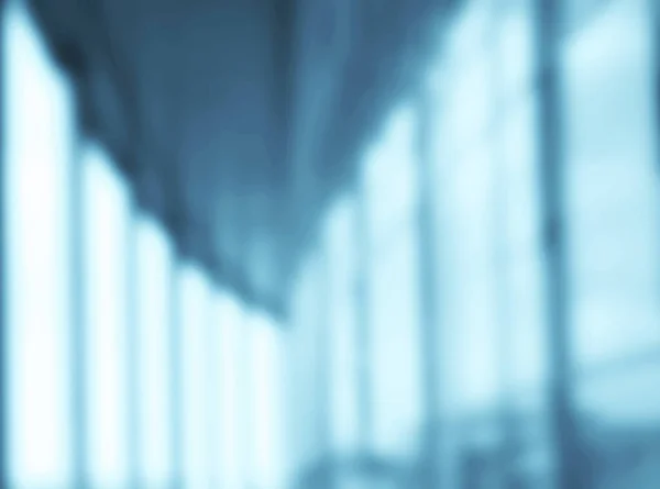建物の背景から抽象的な青ガラスの壁 ビジネスビルのブラーバックオフィスロビーホール内部の空の屋内部屋ガラス壁からのぼやけた光 — ストック写真