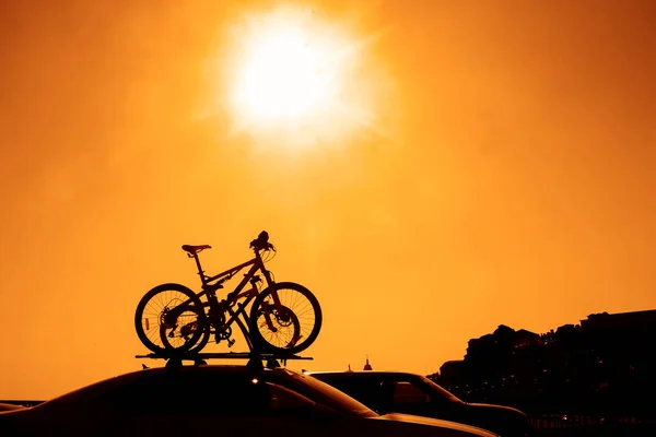 Montierte Mountainbikes Auf Dem Autodach — Stockfoto