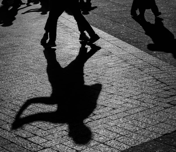 Dans eden çiftlerin ayaklarının silueti 