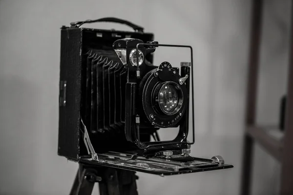 Retro Gammal Föråldrad Manuell Filmkamera 1950 Talet Träbord Vintage Stil — Stockfoto