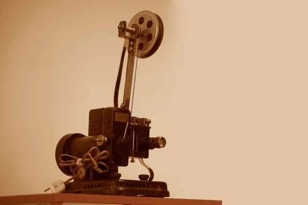 Film Projector Een Witte Zwarte Achtergrond Met Draad Stekker — Stockfoto