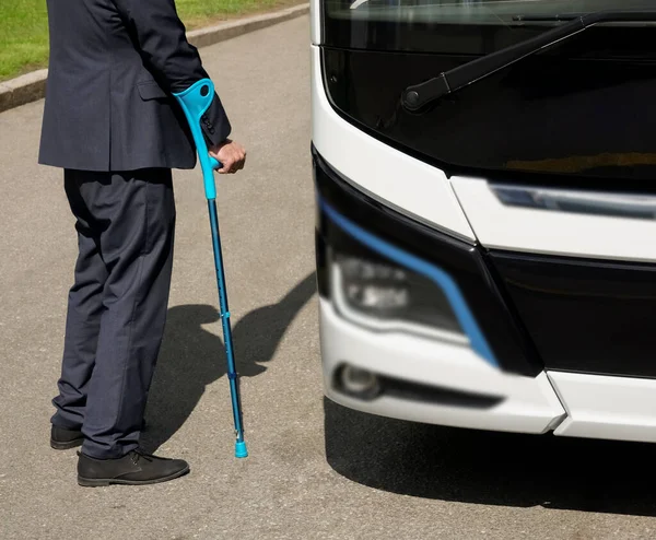 Homem Com Mobilidade Limitada Apanhar Autocarro Numa Paragem Autocarro Sem — Fotografia de Stock