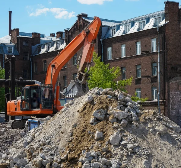 Excavadora Naranja Cargando Camión Volquete Con Escombros Basura Después Demolición —  Fotos de Stock