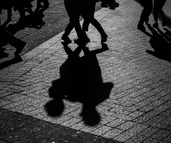 Dans eden çiftlerin ayaklarının silueti 