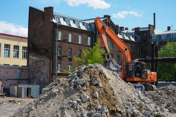 Excavadora Naranja Cargando Camión Volquete Con Escombros Basura Después Demolición —  Fotos de Stock