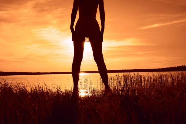 Chica Atlética Playa Rayos Del Atardecer Entre Piernas Sin Cara —  Fotos de Stock