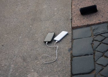 Mobil cihaz ve cihazları şarj etmek için güç bankası. Güç bankası olan siyah akıllı telefon şarj aleti. Kablosuz hoparlör için dış pil