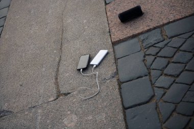 Mobil cihaz ve cihazları şarj etmek için güç bankası. Güç bankası olan siyah akıllı telefon şarj aleti. Kablosuz hoparlör için dış pil