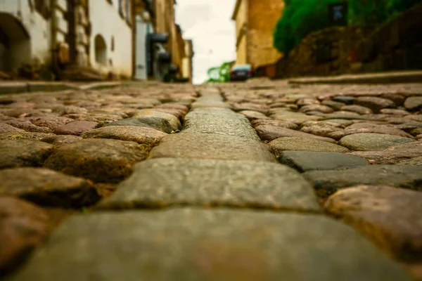 石と日光の舗装 古い通りの床舗装の背景 ヨーロッパのストリートタイルや人々が歩く コブルス ヨーロッパの家屋に対する石畳の石 レニングラード地方のヴィボルグ — ストック写真