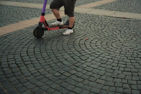 Primer Plano Scooter Sobre Adoquín Patada Scooter Hombre Montando Scooter — Foto de Stock