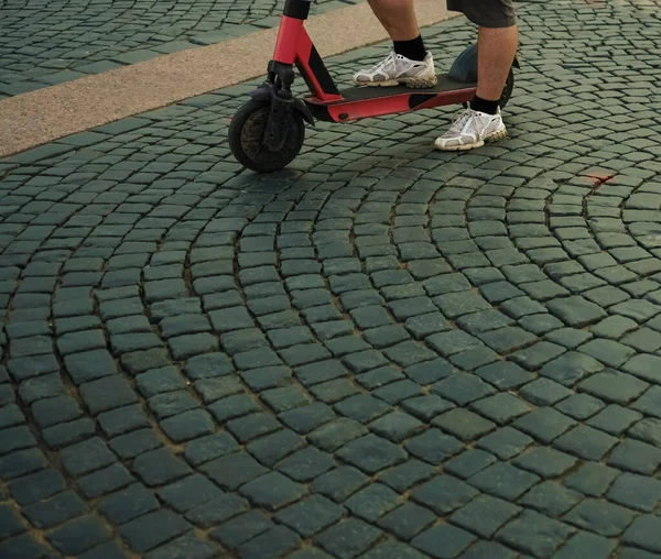 Primer Plano Scooter Sobre Adoquín Patada Scooter Hombre Montando Scooter — Foto de Stock