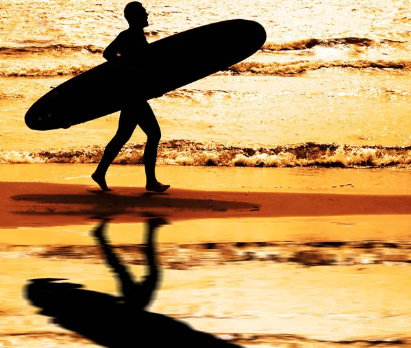 Surfista Com Prancha Correr Para Ondas Surfista Silhueta Homem Segurando — Fotografia de Stock