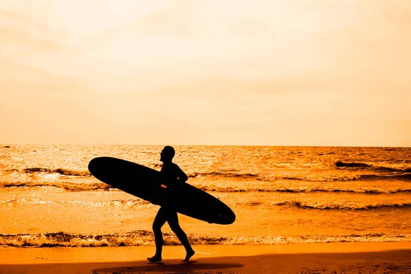 Ein Surfer Läuft Mit Seinem Surfbrett Auf Die Wellen Surfer — Stockfoto