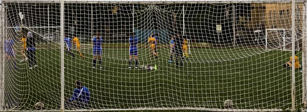 Mulher Goleira Com Costas Para Golo Equipa Jogar Futebol Malha — Fotografia de Stock