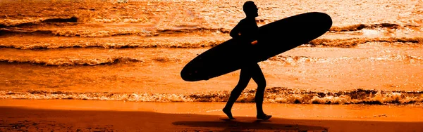 Surfista Com Prancha Correr Para Ondas Surfista Silhueta Homem Segurando — Fotografia de Stock