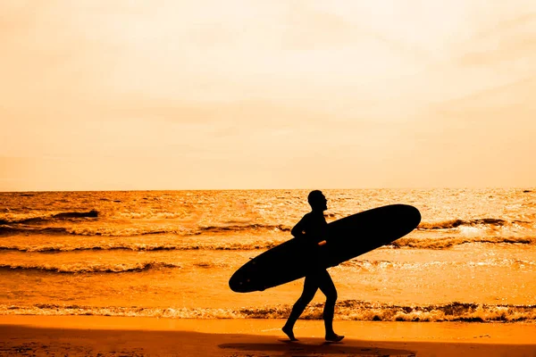 Surfista Com Prancha Correr Para Ondas Surfista Silhueta Homem Segurando — Fotografia de Stock