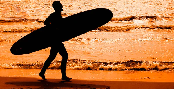 Een Surfer Met Zijn Surfplank Die Naar Golven Rent Surfer — Stockfoto