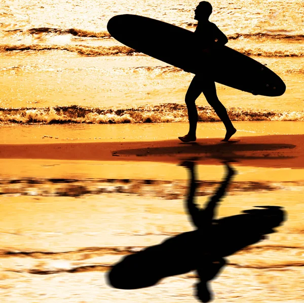 Surfista Com Prancha Correr Para Ondas Surfista Silhueta Homem Segurando — Fotografia de Stock