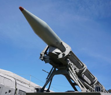 Mavi gökyüzüne karşı uçaksavar roketleri fırlatılıyor. Roket füzeleri fırlatılmaya hazır. Savunma Kuvvetleri silahı. Savaş başlığı gökyüzüne doğrultulmuş uçaksavar füzeleri.