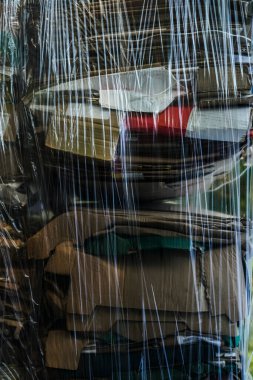 Katlanmış kutuların plastik ambalajda paketlenmiş arkaplanı