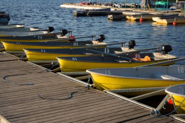 Göl kıyısındaki rıhtımda bir sürü balıkçı teknesi var. Güzel deniz manzarası
