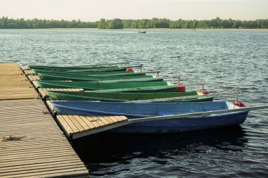 Limanda tekneleri olan ahşap iskele. Seyahat güzergahı. Manzaralı doğa manzarası 