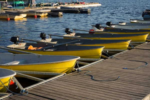 Many Motor Fishing Boats Pier Lake Coast Line Beautiful Sea — Stock Photo, Image