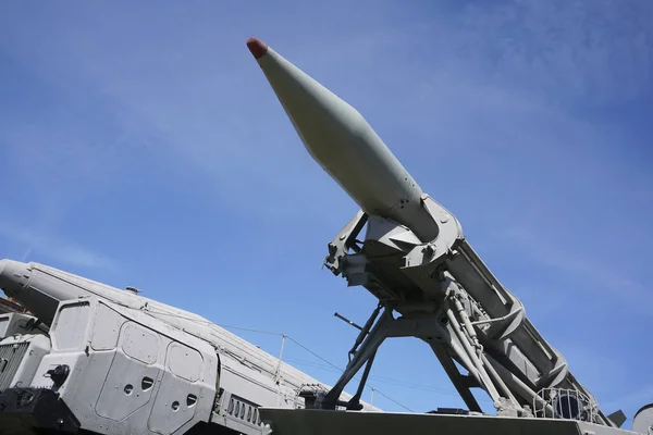 Protiletadlové Rakety Odpalovací Rampě Proti Modré Obloze Rakety Jsou Připraveny — Stock fotografie