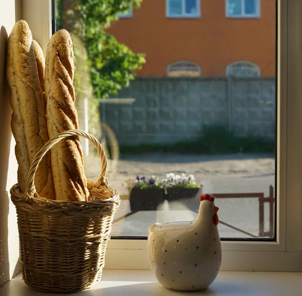 Baguete Cesta Vime Vintage Peitoril Janela Caixa Pão — Fotografia de Stock