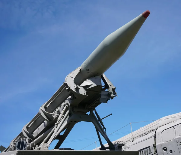 发射装置上的防空火箭对着蓝天 火箭导弹已准备好发射 国防武器 以天空为目标的弹头防空导弹 — 图库照片